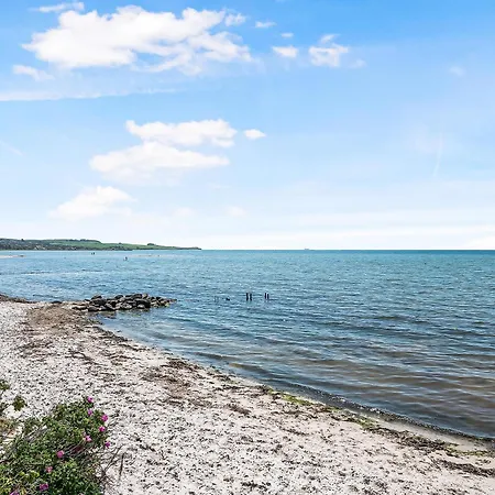 A Beautiful 8-person Home, Just A 5-minute Walk From The Sandy Beach, Holiday home *