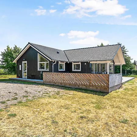 A Beautiful 8-person Home, Just A 5-minute Walk From The Sandy Beach, Knebel