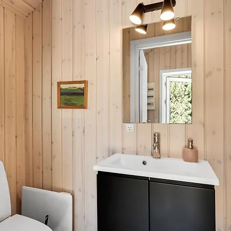 A Beautiful 8-person Home, Just A 5-minute Walk From The Sandy Beach,