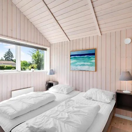 A Beautiful 8-person Home, Just A 5-minute Walk From The Sandy Beach, Дом отдыха