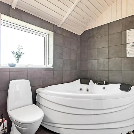 A Beautiful 8-person Home, Just A 5-minute Walk From The Sandy Beach, * Knebel