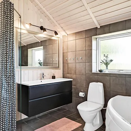 A Beautiful 8-person Home, Just A 5-minute Walk From The Sandy Beach, Holiday home