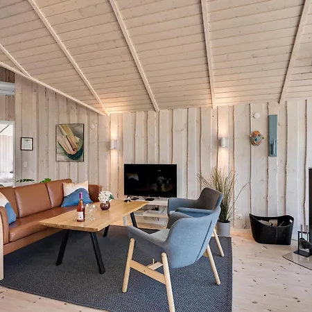 A Beautiful 8-person Home, Just A 5-minute Walk From The Sandy Beach, Holiday home Knebel