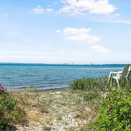 Stylish 8-person Just 5 Minutes Walk From The Sandy Feriehus *