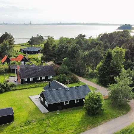 A Beautiful 8-person Home, Just A 5-minute Walk From The Sandy Beach, Holiday home *
